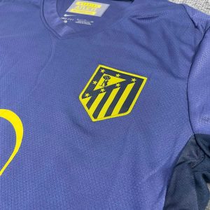 bo-quan-ao-bong-da-clb-atletico-marid-san-khach-2025